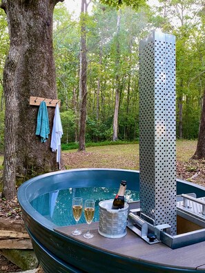 Outdoor spa tub - Paradise Meadows Farmhouse, Paradise Meadows Farmhouse (Sequatchie County)