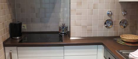 Fridge, microwave, dishwasher, coffee/tea maker
