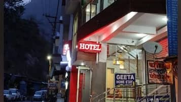 Voorkant accommodatie - avond/nacht