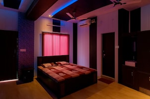 Room, River View | Premium bedding, memory foam beds, free WiFi, bed sheets