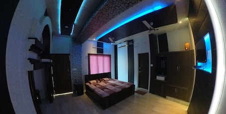Room, River View. Hotel Geeta Bhawan