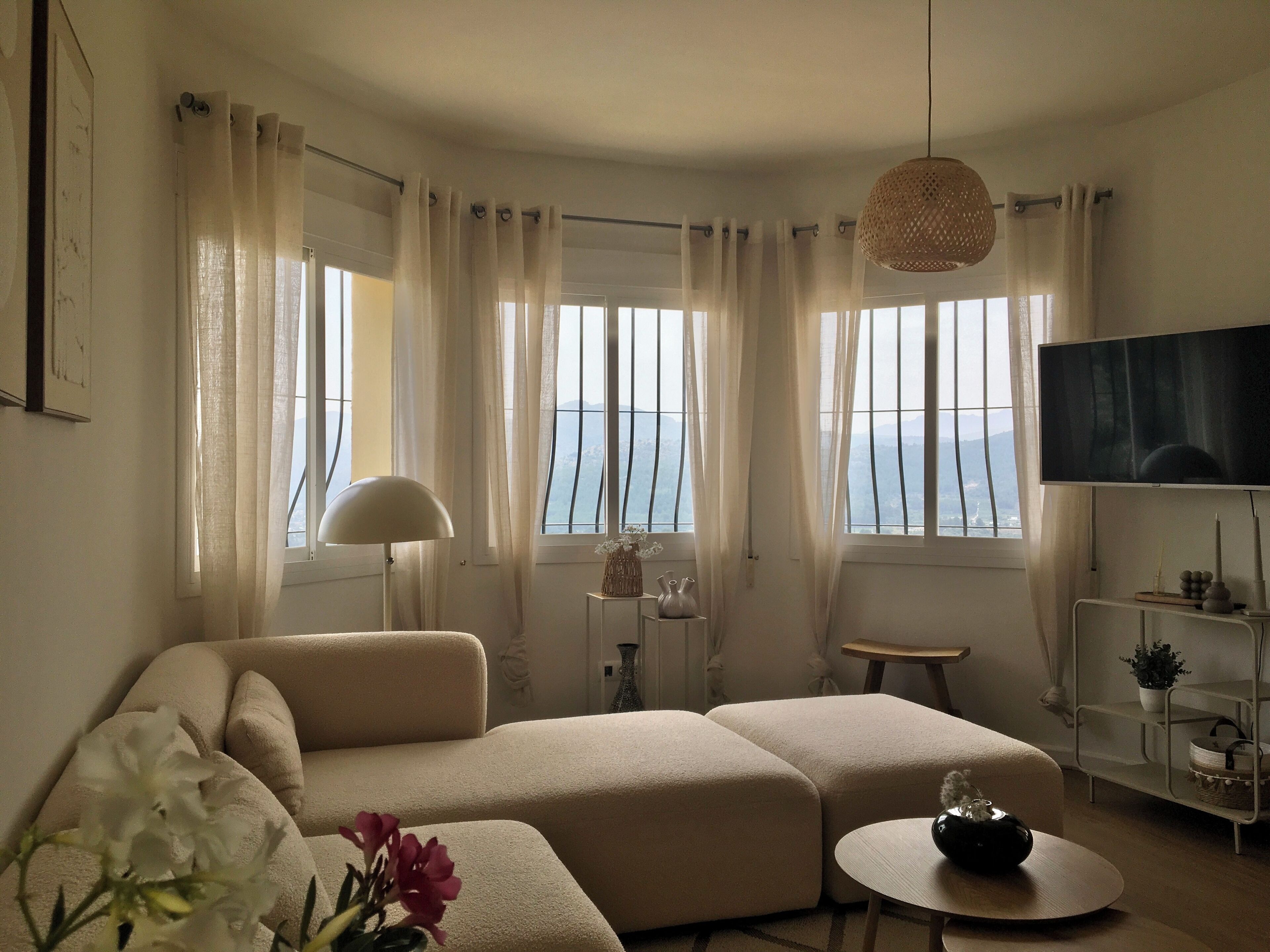 Een smart-tv en boeken