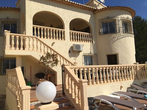 Luxury 6 bedroom villa with panoramic views, ideal for families.