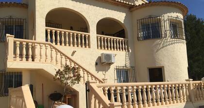 Luxury 6 bedroom villa with panoramic views, ideal for families.