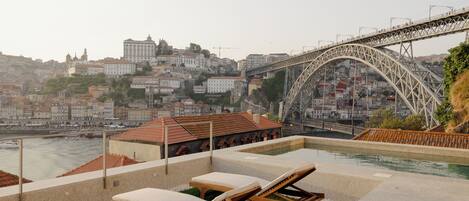 Außenpool (je nach Saison geöffnet), Sonnenschirme, Liegestühle