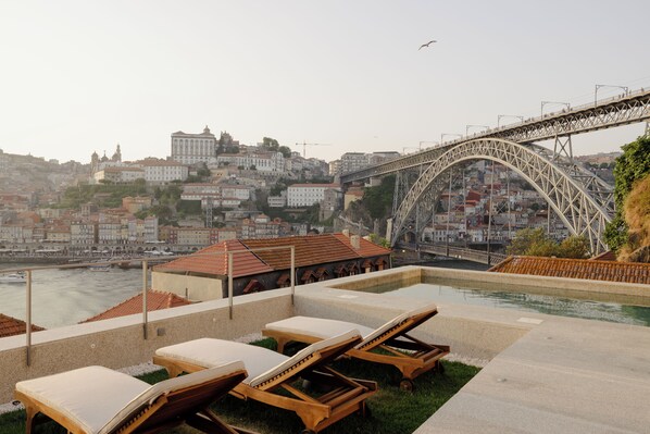 Piscina a l'aire lliure de temporada, para-sols i gandules 