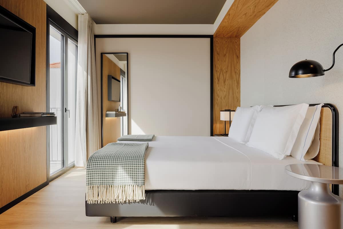 Chambre supérieure double | Literie hypoallergénique, coffre-fort, décor unique, ameublement unique
