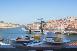 Colazione a buffet, servita tutte le mattine (15 EUR a persona)