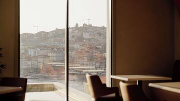Café da manhã com buffet todos os dias (EUR 15 por pessoa)