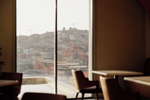 Se ofrece un desayuno bufé (15 EUR por persona)