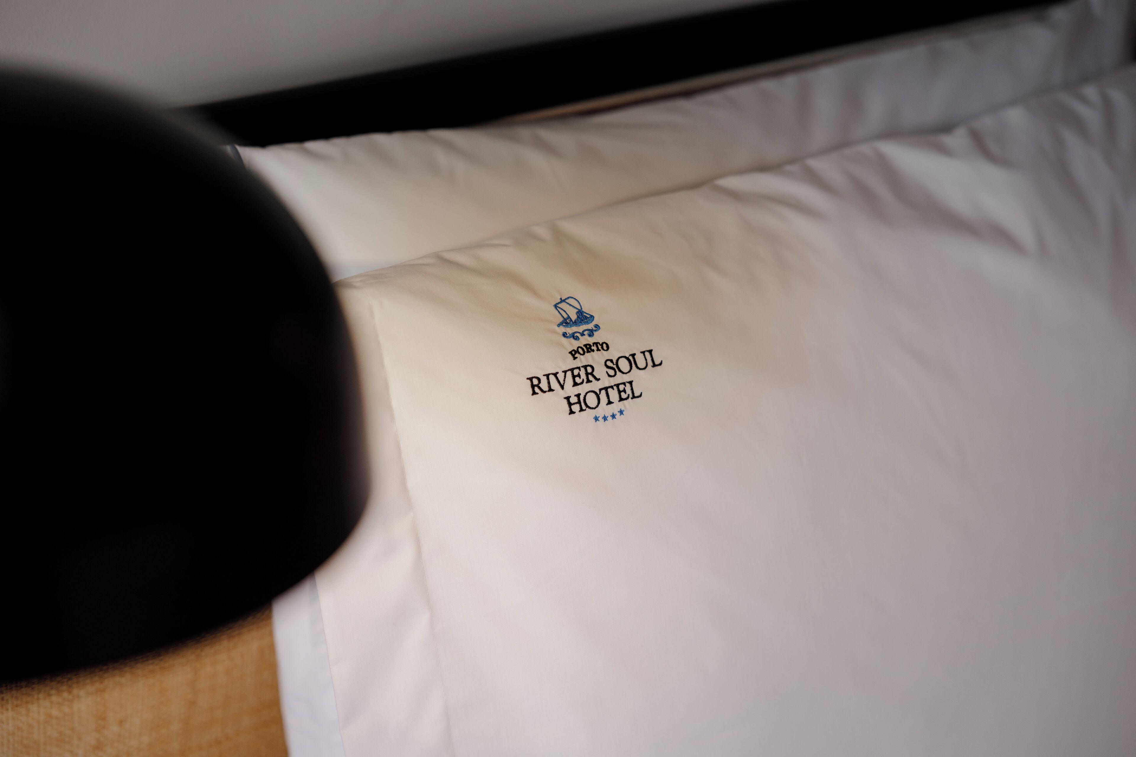Almofada com a frase "River Soul Hotel" bordada.