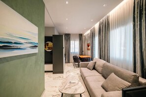Deluxe-Apartment, Bergblick | Wohnbereich | Fernseher