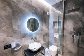 Deluxe Apartment, Mountain View | Bathroom | Shower, free toiletries, hair dryer, bathrobes - Day LUX Premium Apartments (Sarandë)