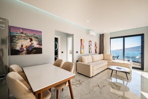 Deluxe Apartment, 2 Bedrooms, Sea View | Living area
