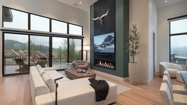 Smart-TV, Kamin, Arbeitsbereiche