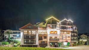 A multi-story hotel with balconies and large windows, surrounded by greenery. - DEVA Hotel Renchtalblick (Oberkirch)