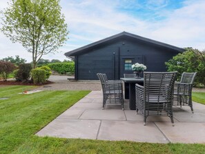 Outdoor dining - Manor Lodge (Clitheroe)