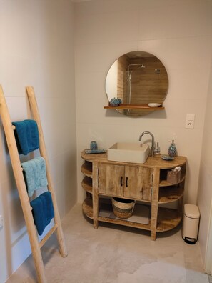 Shower, hair dryer, towels