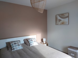 2 bedrooms, desk, iron/ironing board, travel cot