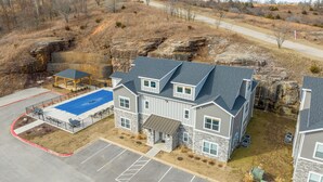 Un immeuble à plusieurs étages doté d’une piscine, d’un parking et offrant une vue sur le paysage environnant.