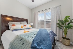 4 bedrooms, iron/ironing board, WiFi, bed sheets