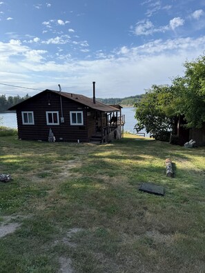 Property grounds - Adorable 2-bedroom cabin in Anderson Island (Anderson Island)