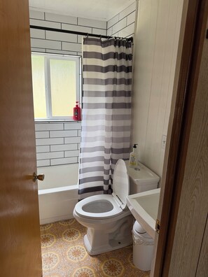 Toallas, jabón, shampoo, papel de baño 