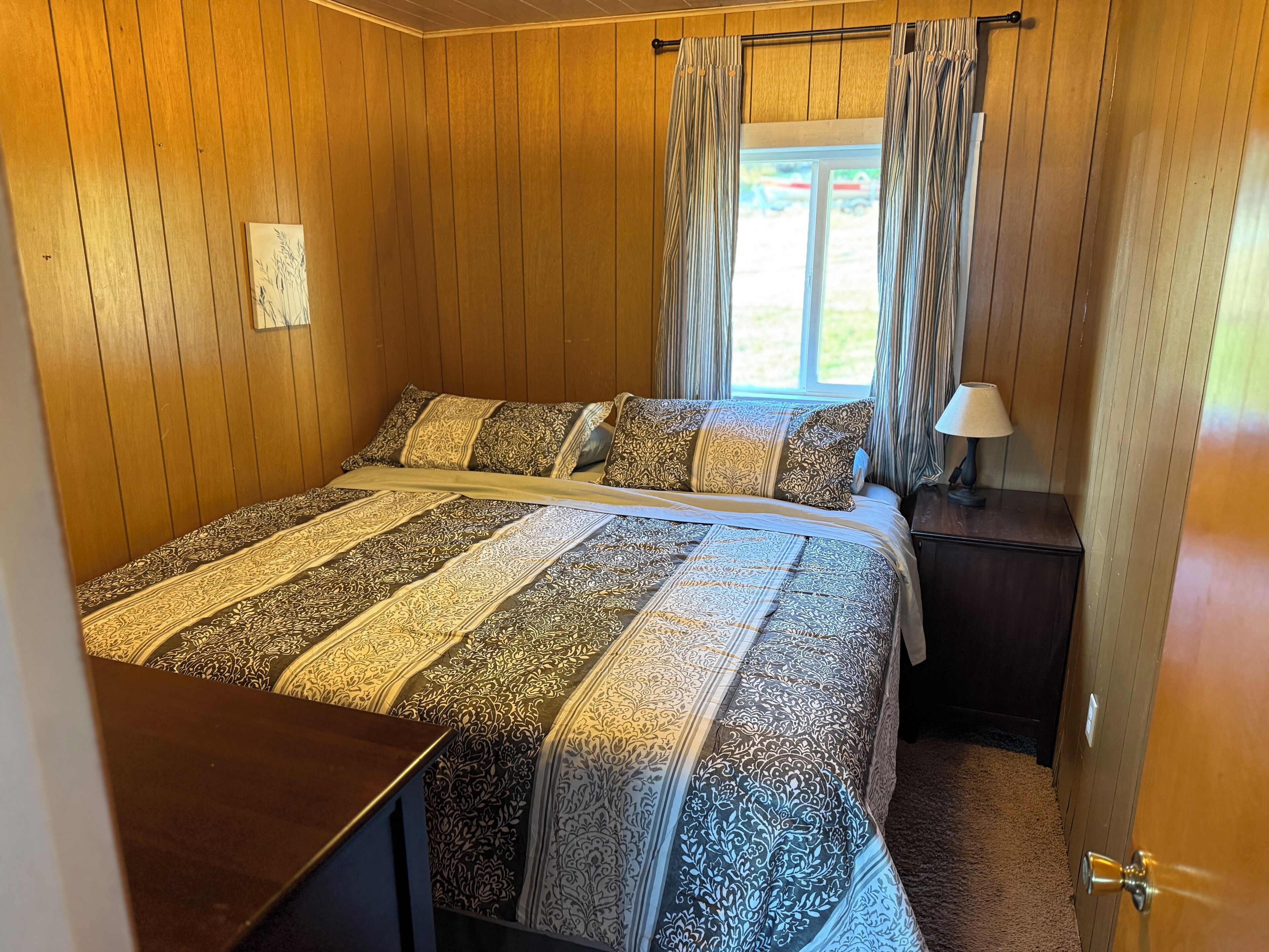 2 多间卧室、免费 WiFi、床单