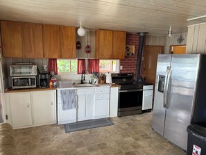 KĂŒhlschrank, Mikrowelle, Herdplatte, Wasserkocher mit Kaffee-/Teezubehör