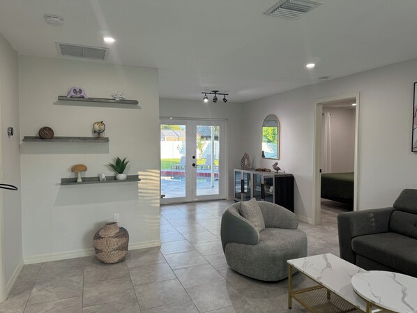 Living area - Relax & Play.Getaway Awaits, Golfers's Dream and amazing sunsets. (Englewood)