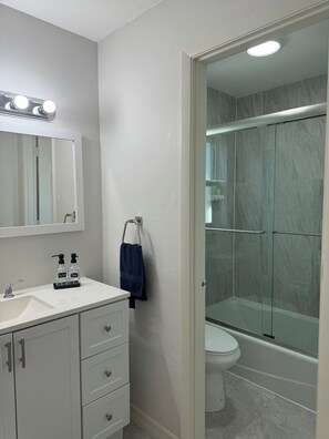 Shower, hair dryer, towels, soap - Relax & Play.Getaway Awaits, Golfers's Dream and amazing sunsets. (Englewood)