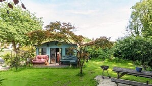 A small house with a porch, a lawn, and a picnic table. - 4/5 Bed-2 Bath-bar-pool Table-library-parking For7 (Dorchester)