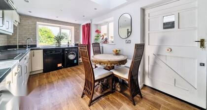 4 Bed-2 Bath-bar-pool Table-library- Xmas Venue