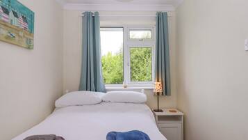 2 dormitoris, decoració individual i mobiliari individual