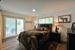 5 bedrooms, iron/ironing board, WiFi, bed sheets - Newly renovated large space - great for groups (Hayward)