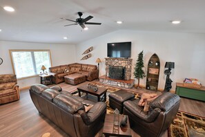 Smart TV, fireplace, DVD player, books - Newly renovated large space - great for groups (Hayward)