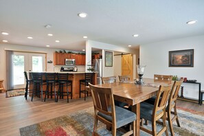 Dining - Newly renovated large space - great for groups (Hayward)