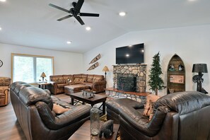 Smart-TV, peis, DVD-spiller og bøker