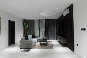 TV - The VVS Apartments - Two-Bedroom Apartment with Pool View (Accra)