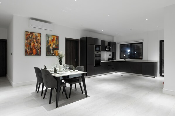 Dining - The VVS Apartments - Two-Bedroom Apartment with Pool View (Accra)