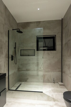 Serviettes fournies, papier toilette