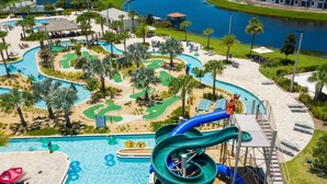 Ein Wasserpark mit einem großen Schwimmbecken, Rutschen und einem Golfplatz.