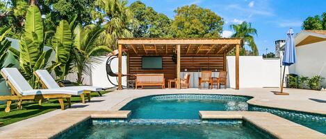 Een verwarmd zwembad