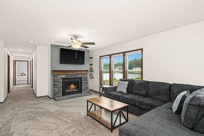 Televisión y chimenea 