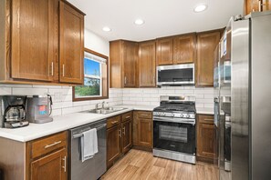 Microondas, horno, parrilla de estufa y lavavajillas 