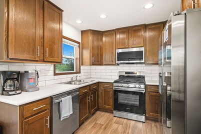 Red Pine Retreat- Quiet 3-bedroom lake house in Saginaw-close to Duluth!
