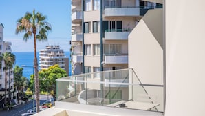 A modern apartment with a balcony overlooking a street and the sea. - Vila Baleira Residence (Funchal)