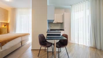 Estudio clásico, vista a la ciudad | Espacio para trabajar con laptop, wifi gratis y ropa de cama