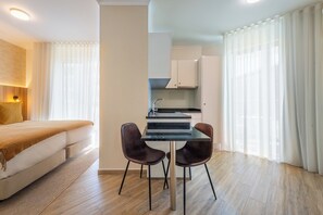Laptop workspace, free WiFi, bed sheets - Vila Baleira Residence (Funchal)