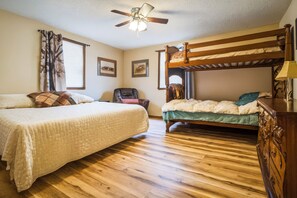 3 chambres, fer et planche à repasser, lit parapluie, Wi-Fi gratuit